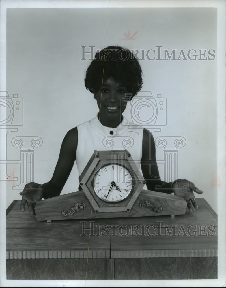 1970, Teresa Graves of Laugh-In shows a cordless clock - Historic Images