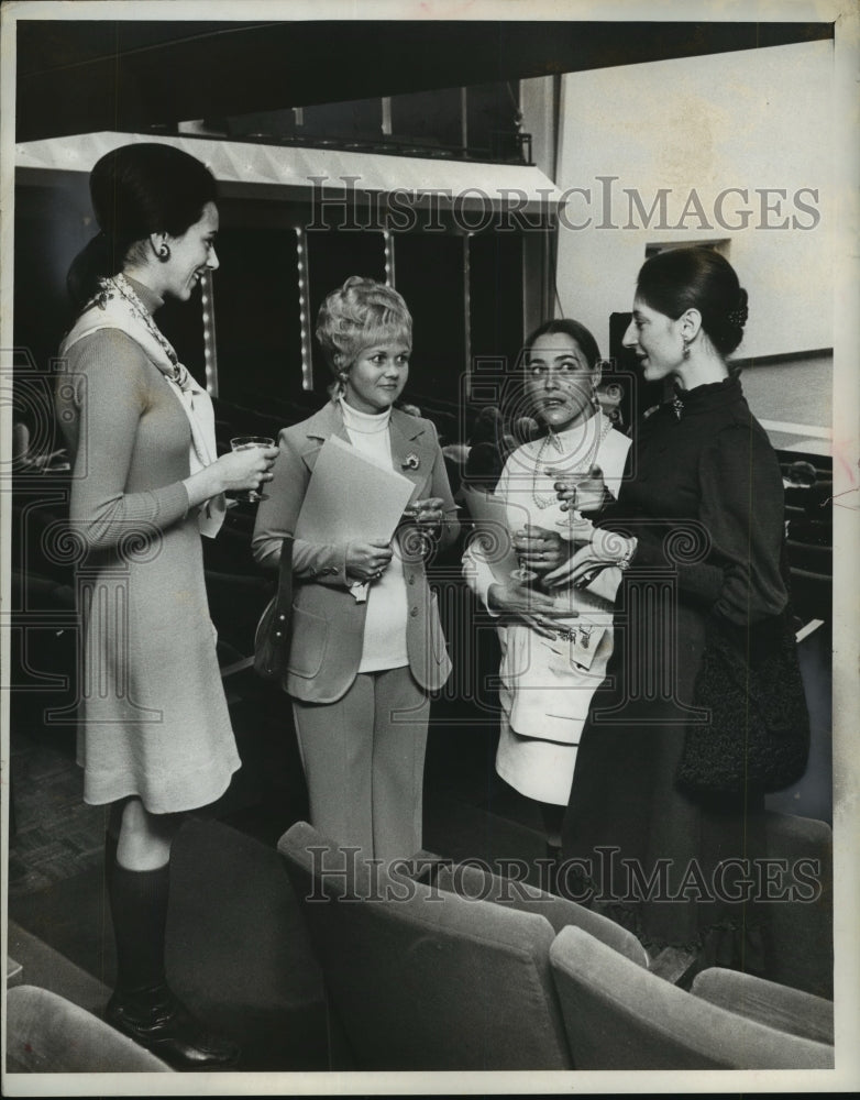 1983 Press Photo Ballet dancer Cynthia Gregory and theatre volunteers, Milwaukee-Historic Images