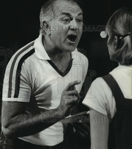 1982 Press Photo Robert Maudan talking with unidentified person, Wisconsin-Historic Images