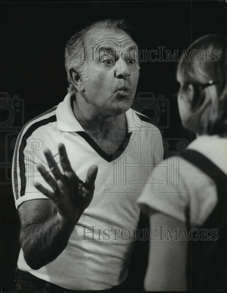 1982 Press Photo Robert Mandan talking with unidentified person, Milwaukee - Historic Images