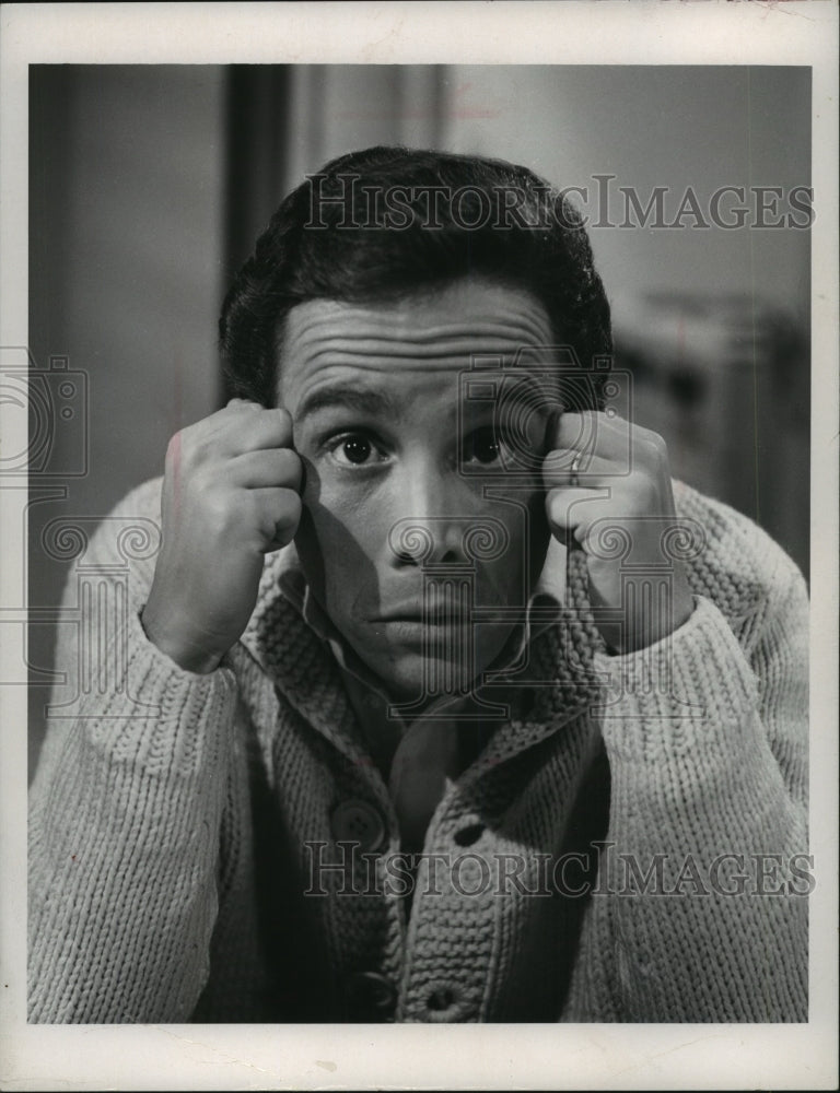 1967 Press Photo Joel Grey wrinkles his face - Historic Images