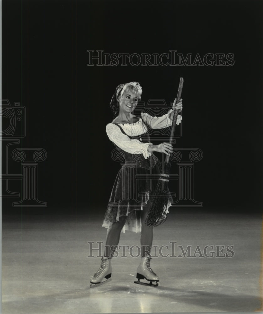 1995 Press Photo Skater Elizabeth Manley As Cinderella In &#39;Cinderella In Rags&#39; - Historic Images