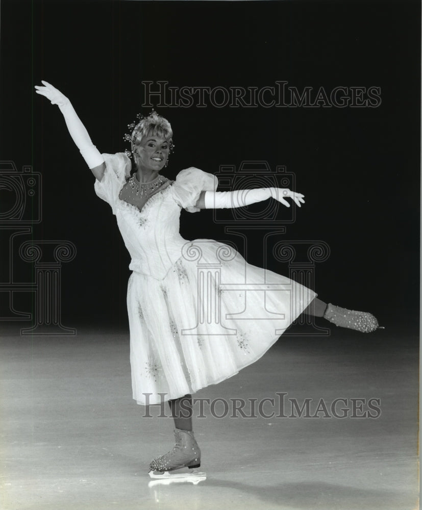 1995 Press Photo Ice Skater Elizabeth Manley In Cinderella in her Ballroom Gown - Historic Images
