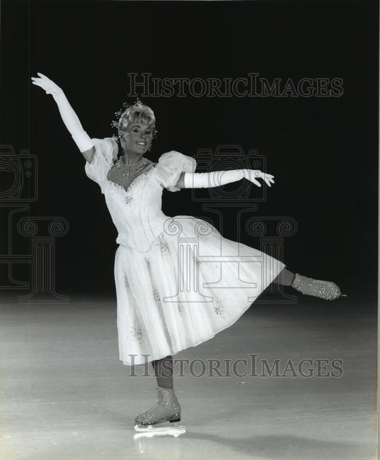 1995 Press Photo Ice Skater Elizabeth Manley In Cinderella in her Ballroom Gown - Historic Images
