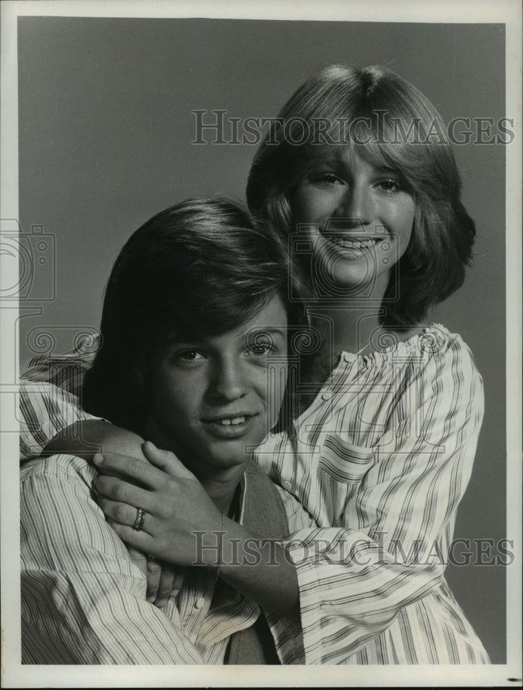 1979 Press Photo Joy LeDuc hugs James McNichol stars in Champion: A Love Story - Historic Images