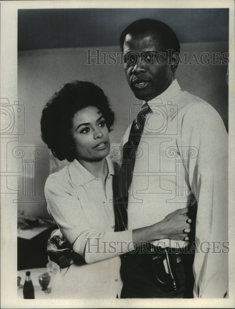 1977 Press Photo Barbara McNair hugs Sidney Poitier in They Call Me Mister Tibbs - Historic Images