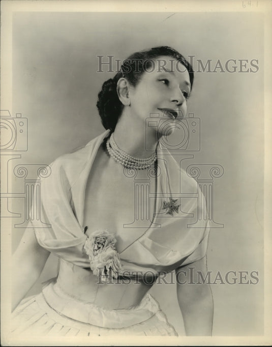 Press Photo Actress Lynn Fontanne Stars In 'I Know My Love' - Historic Images