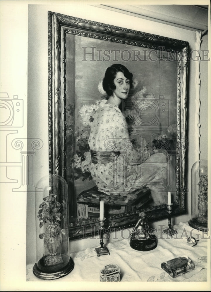 1987 Press Photo Painting of actress Lynn Fontanne hanging in her hallway- Historic Images