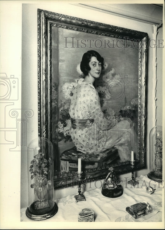 1987 Press Photo Painting of actress Lynn Fontanne hanging in her hallway- Historic Images