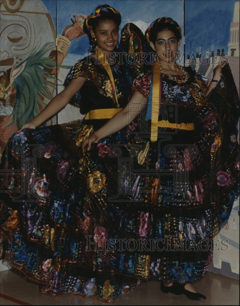 1992 Press Photo Folklorico Dancers appear at "Slice of Mexico" in Milwaukee, WI - Historic Images