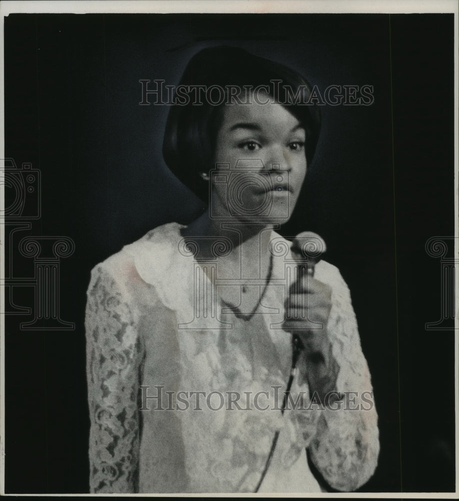 1966 Press Photo Jazz singer Charlene, in action at the Crown room in Milwaukee. - Historic Images