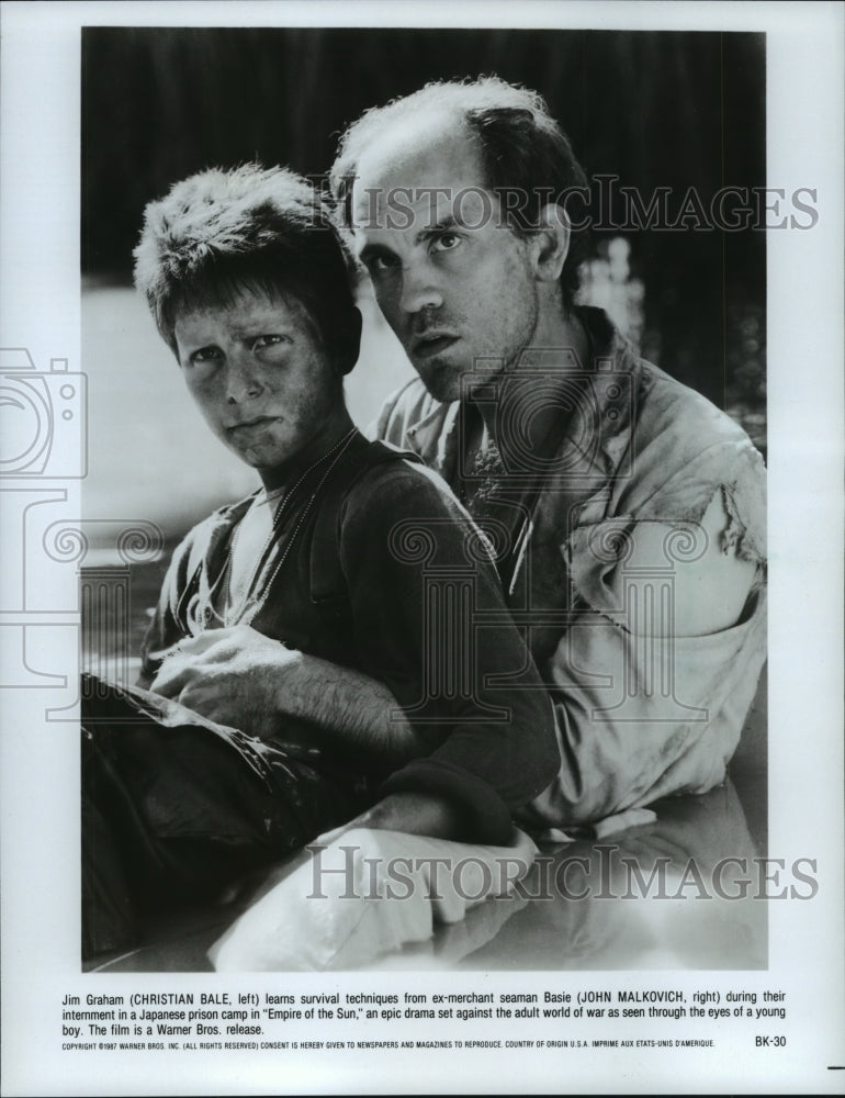 1987 Press Photo Actors Christian Bale and John Makovich in "Empire of the Sun." - Historic Images