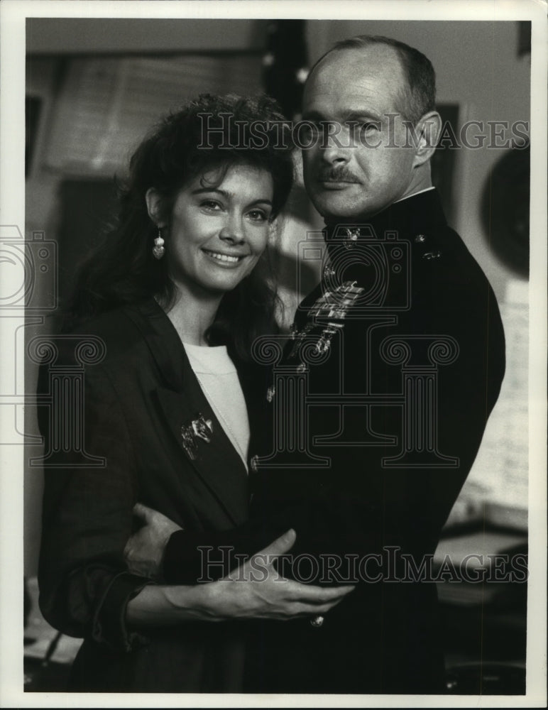 1989 Press Photo Marine Gerald McRaney & reporter Shanna Reed in "Major Dad" - Historic Images