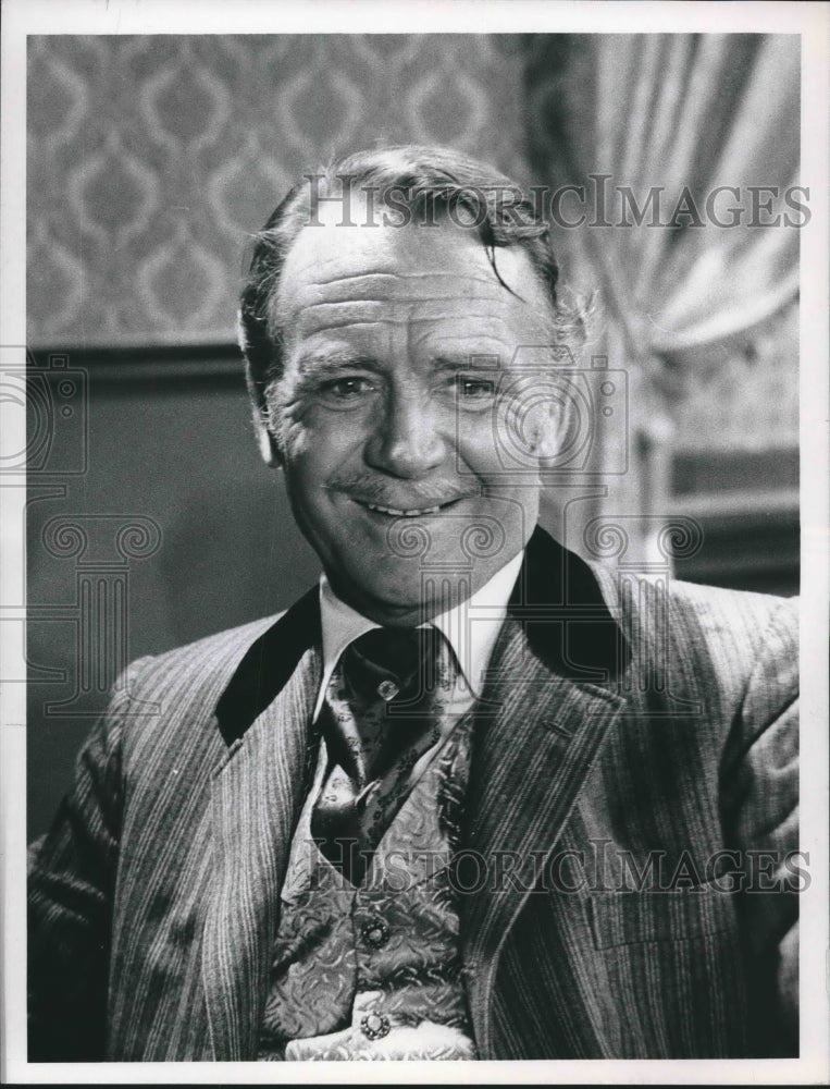 1968, John Mills, in costume, for Dundee and the Calhane - Historic Images