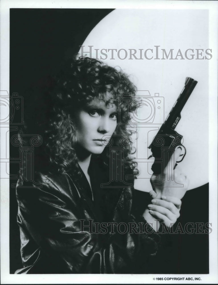 1985, Actress Jamie Rose With Gun In Hand - mjp18908 - Historic Images