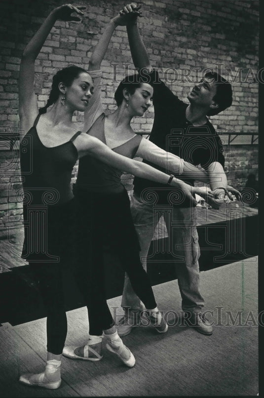 1988 Press Photo Pennsylvania and Milwaukee Ballet dancers helped with a pose - Historic Images