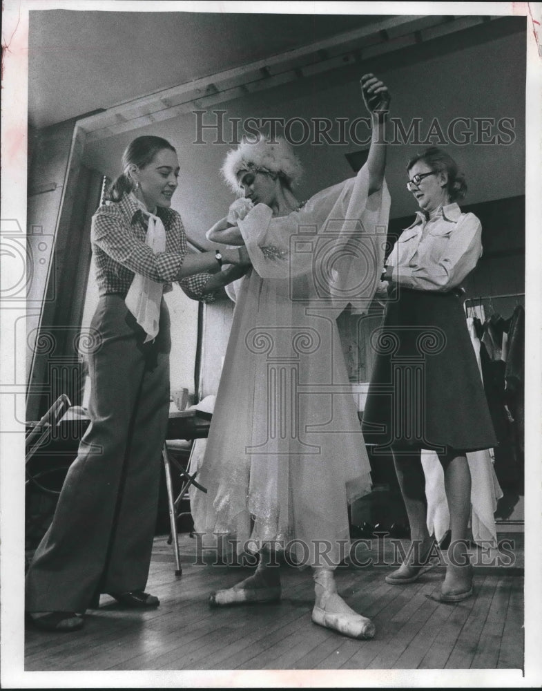 1976 Press Photo Milwaukee ballet dancers get ready to dance in &quot;The Seasons&quot;-Historic Images