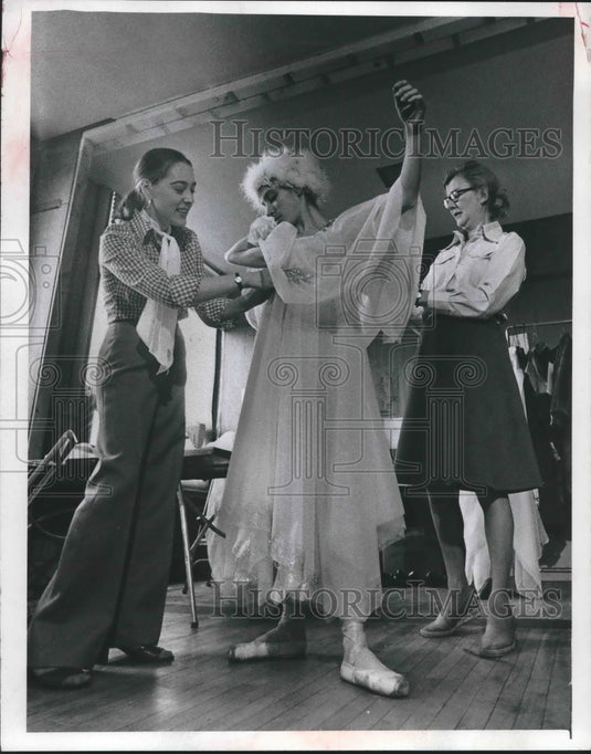 1976 Press Photo Milwaukee ballet dancers get ready to dance in "The Seasons"-Historic Images