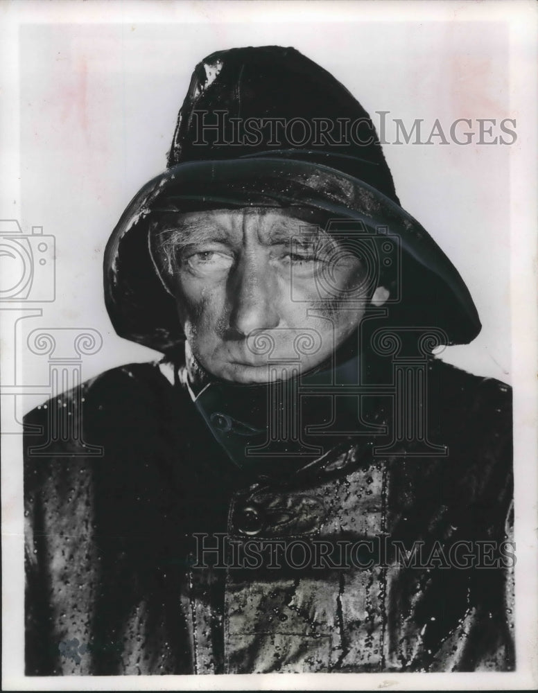 1959, Alec Guinness in raincoat and hat - Historic Images