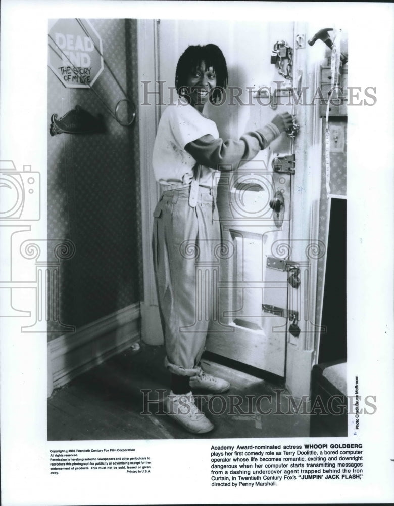 1986, Whoppi Goldberg in "Jumpin' Jack Flash" - mjp19162 - Historic Images