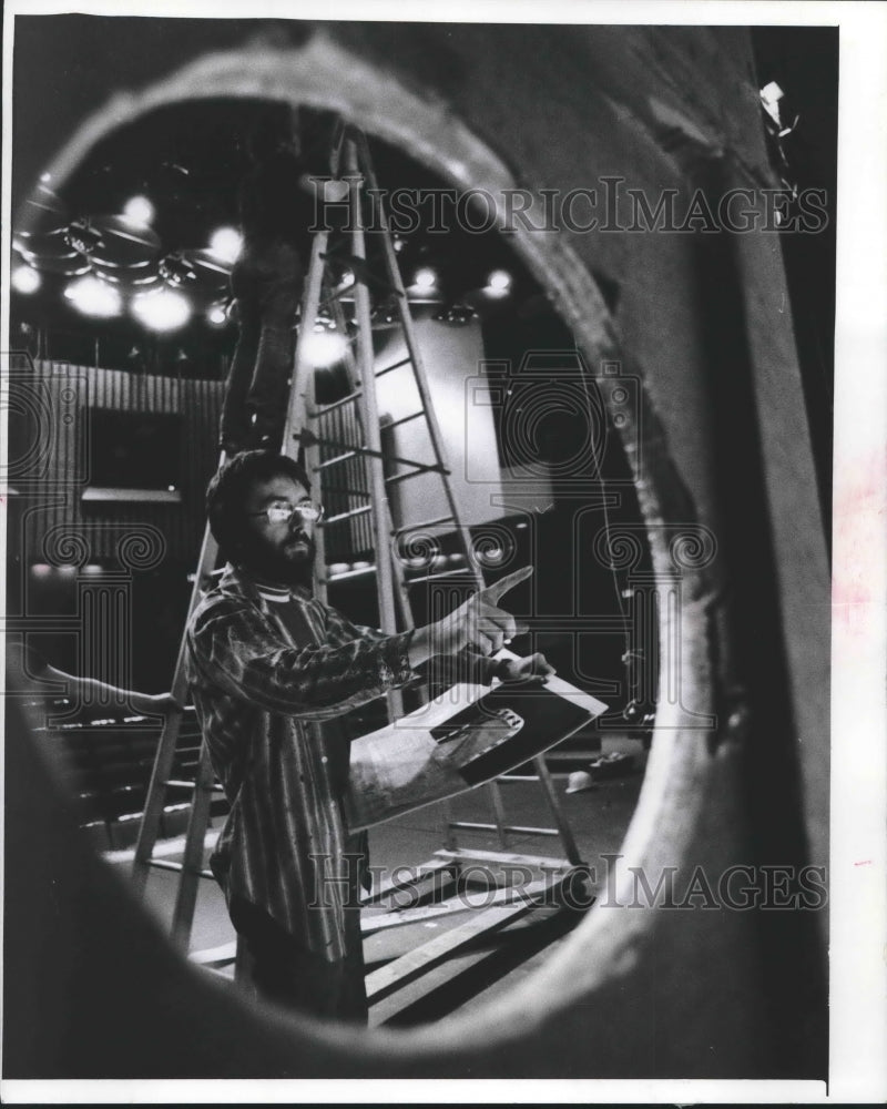 1978 Press Photo Milwaukee University Theater Dames At Sea Designer John Gordon-Historic Images