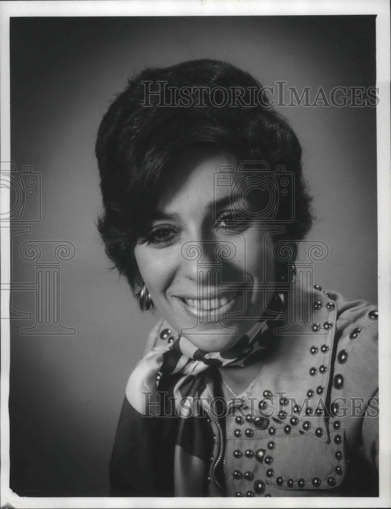 1974 Press Photo Singer Sandra Mandella - Historic Images