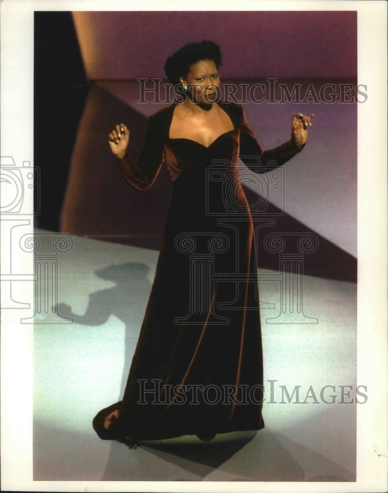 1994 Press Photo Whoopi Goldberg hosting the Oscars - Historic Images