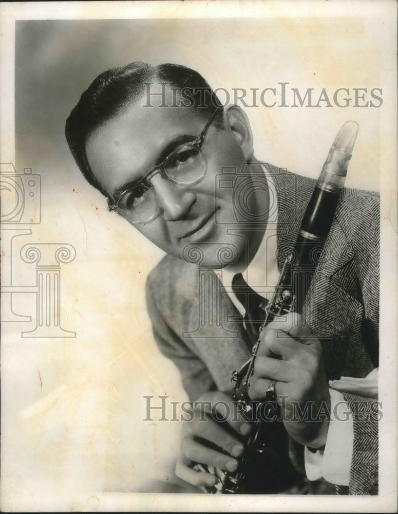 1957 Press Photo Benny Goodman, holds clarinett- Historic Images