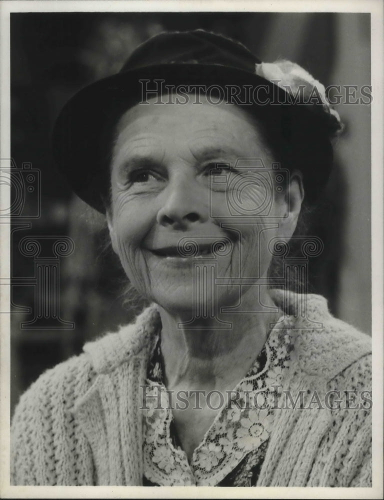 1975 Press Photo Ruth Gordon in scene on the Rhoda show - Historic Images