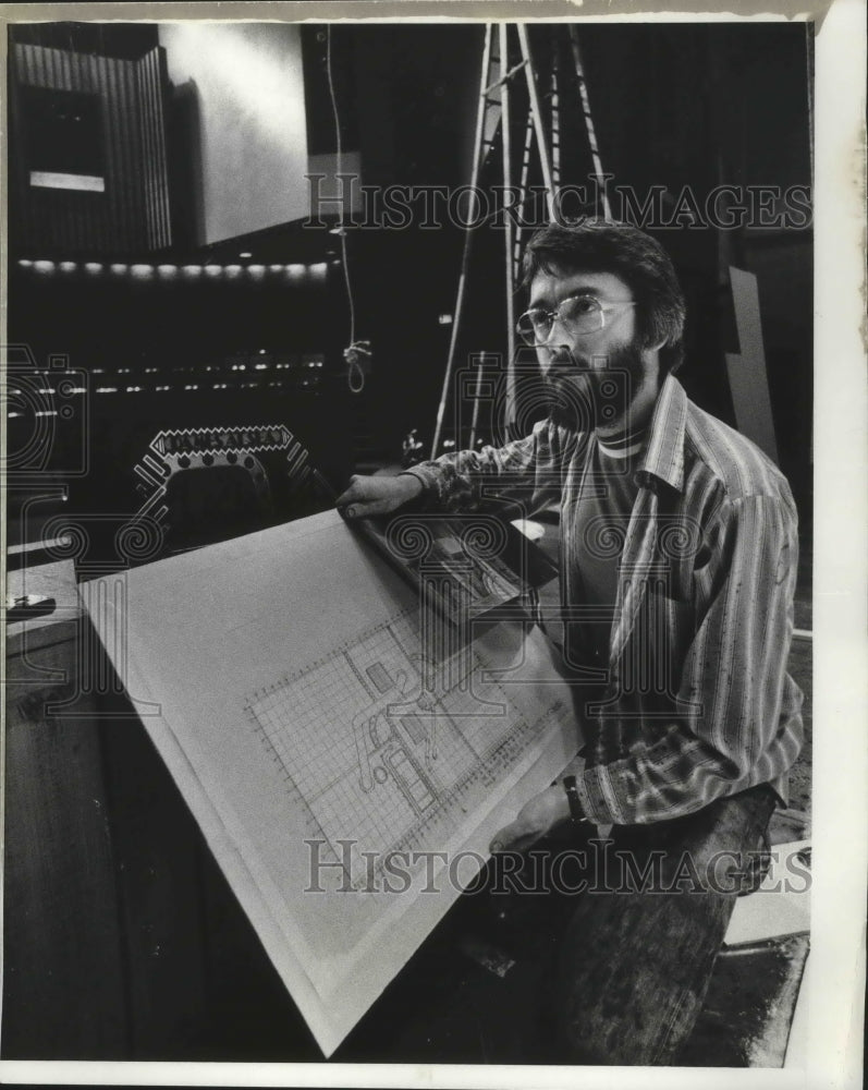 1978 Press Photo Theater set designer John Gordon holding sketch of stage - Historic Images