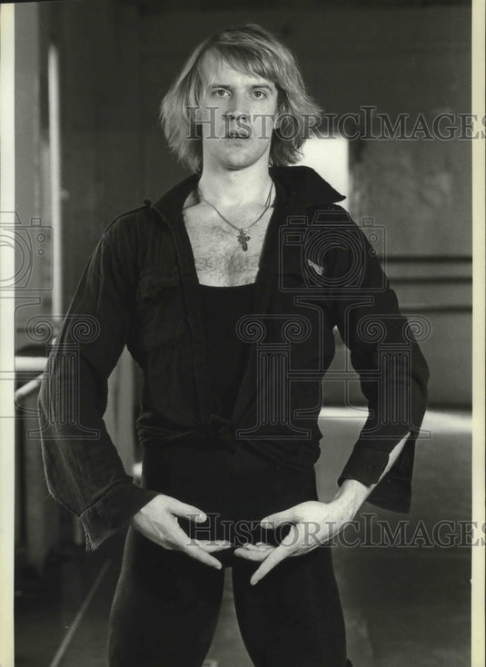 1980 Press Photo Alexander Godunov at rehearsal in a New York practice hall. - Historic Images