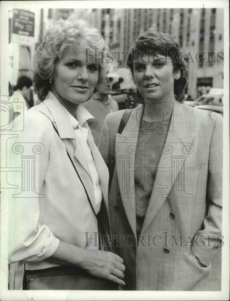 1987, Sharon Gless and Tyne Daly in scene from "Cagney and Lacey" - Historic Images