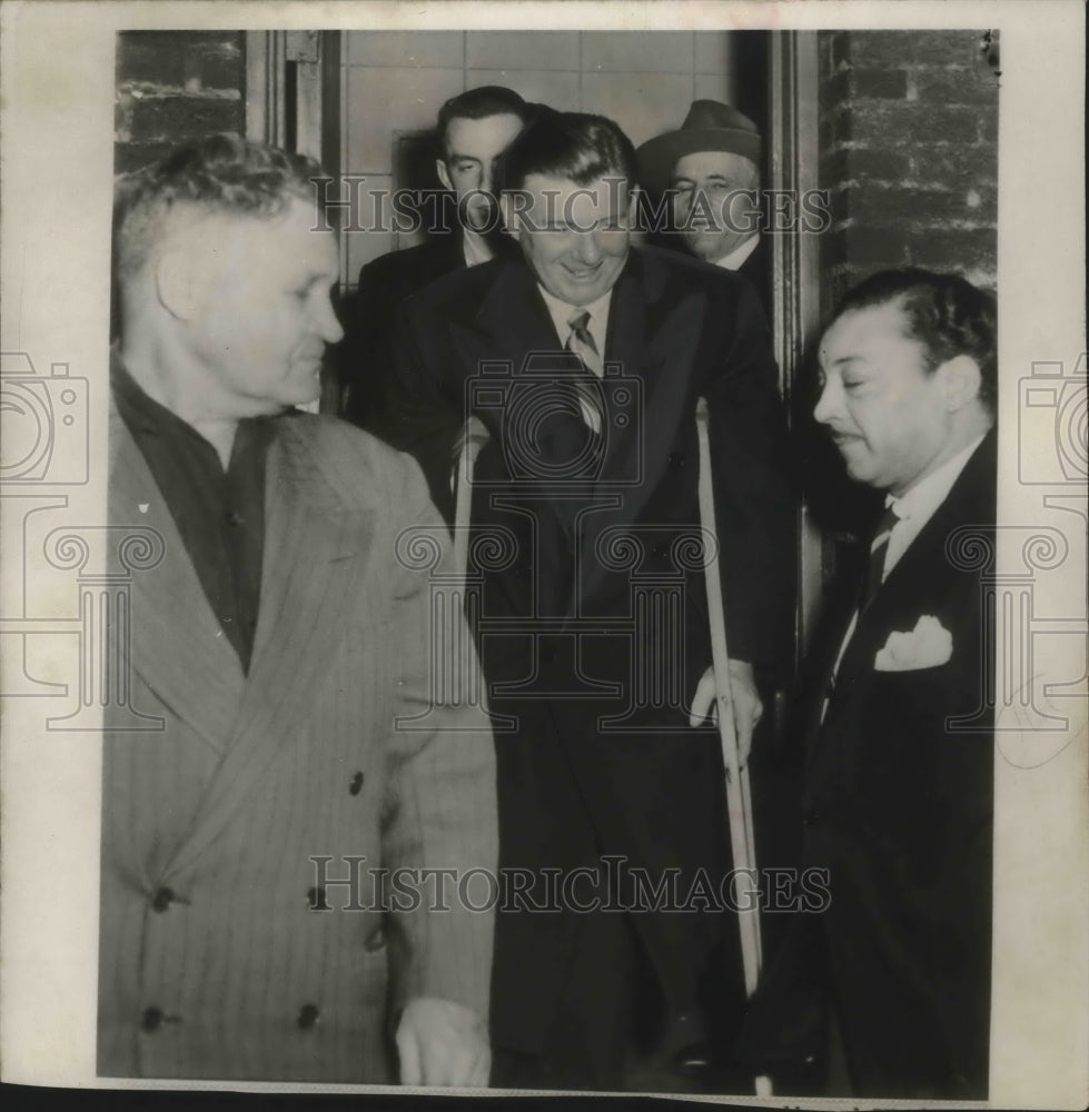 1954 Press Photo Arthur Godrey leaving a broadcasting studio in New York City - Historic Images