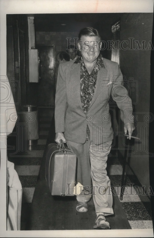 1959 Press Photo Actor Arthur Godfrey leaving his apartment in New York - Historic Images