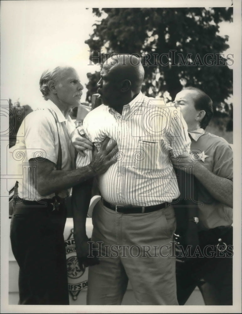 1991 Press Photo Lou Gossett Jr. with others in scene from "Carolina Skeletons" - Historic Images