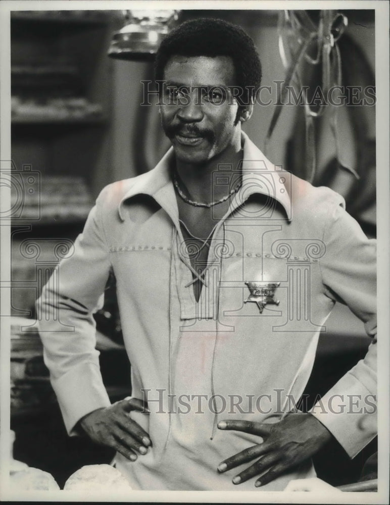 1975, United States Actor Lou Gossett Jr dressed as a Western sheriff - Historic Images
