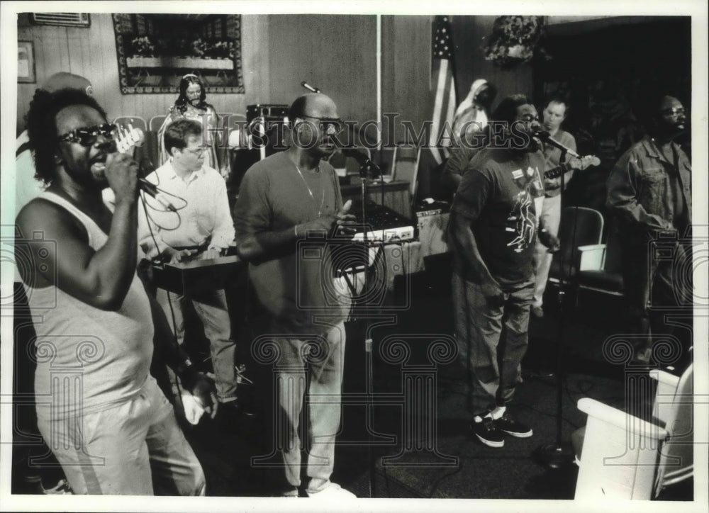 1994 Press Photo The Masonic Wonders Group Sings At Church - mjp19692 - Historic Images