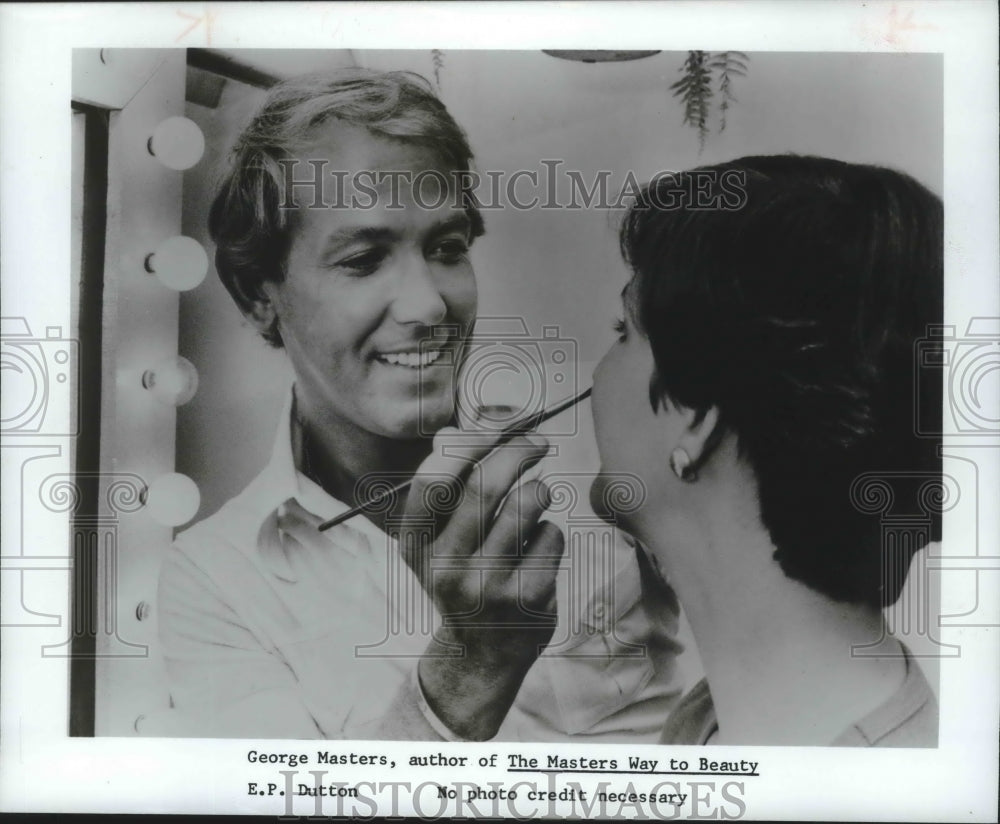 1977 Press Photo Beauty Artist George Masters Applies Makeup On Woman-Historic Images