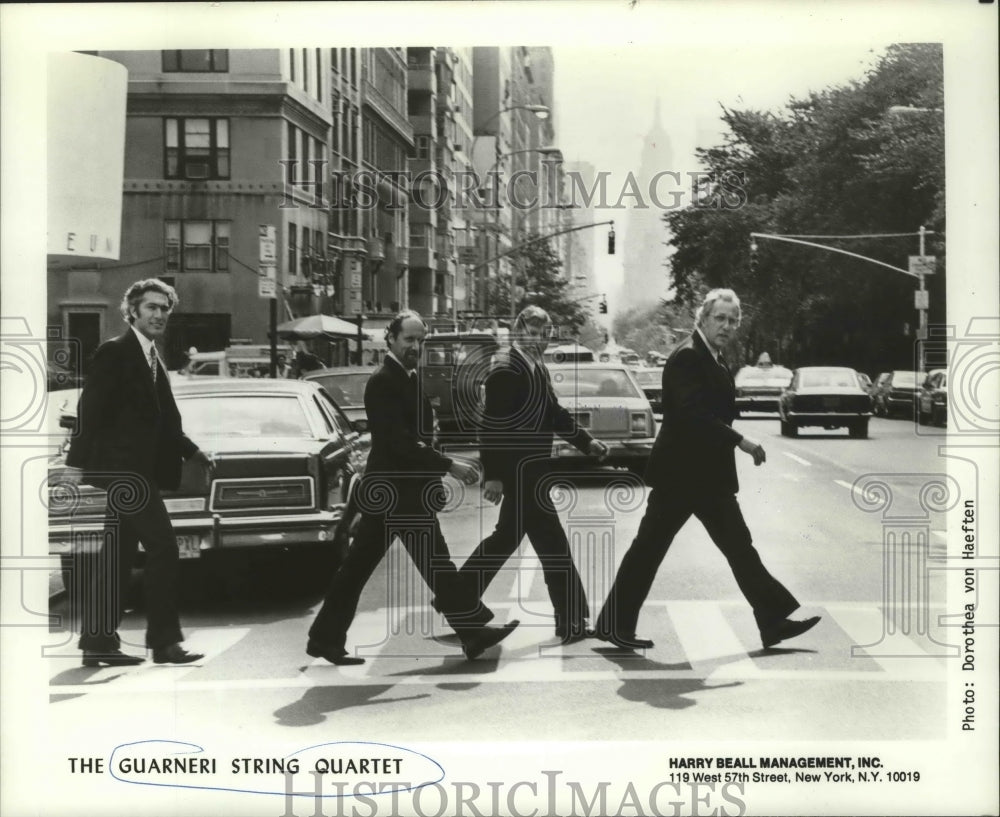 1984 Press Photo Members of The Guarneri String Quartet crossing the street. - Historic Images