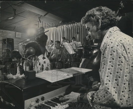 1975 Press Photo Sig Millonzi plays keyboard with his band adz Frenchy's Cabaret-Historic Images