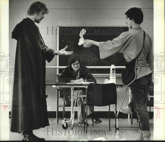 1980 Press Photo Auditioning for King Richard's Fare at Performing Arts Center-Historic Images
