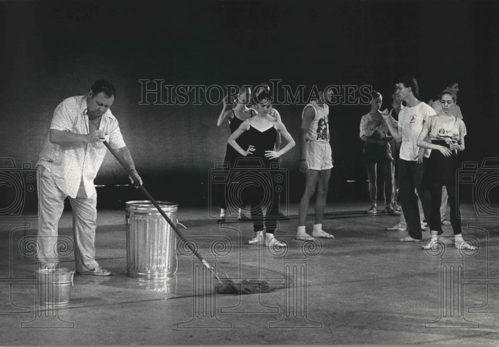 1988, Members Of Pennsylvania And Milwaukee Ballet Take Break - Historic Images