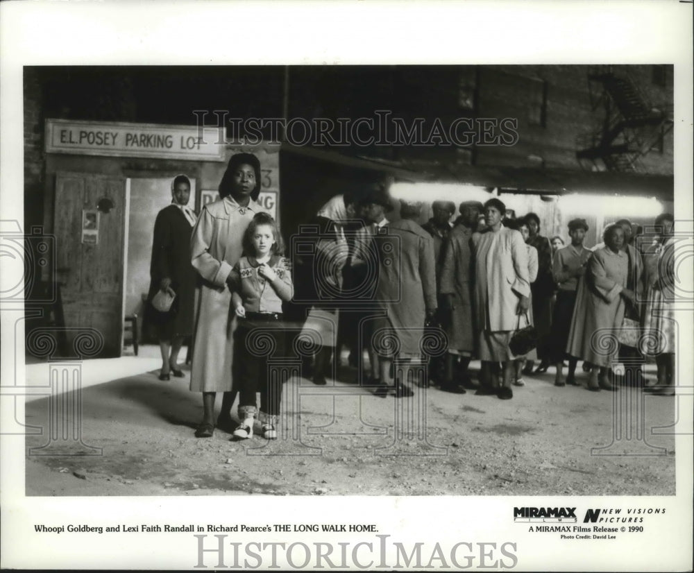 1991 Press Photo Whoopi Goldberg With Lexi Faith Randall In 'The Long Walk Home' - Historic Images