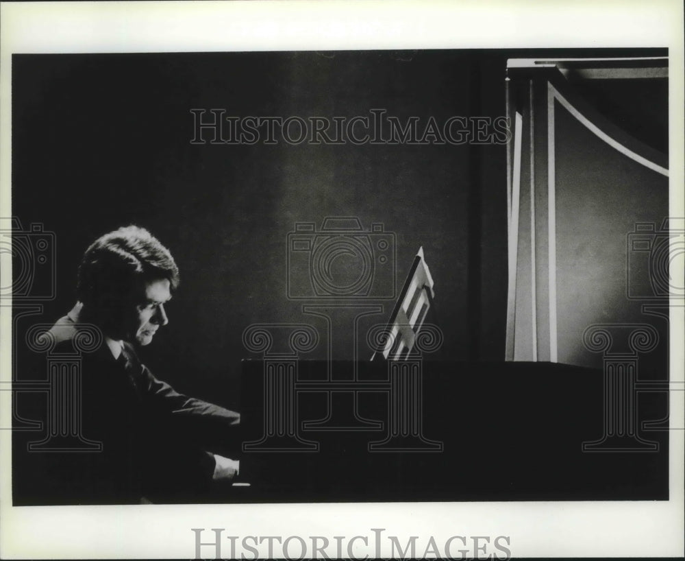 Press Photo Harpsichodist and Fortepianist John Gibbons performing - Historic Images