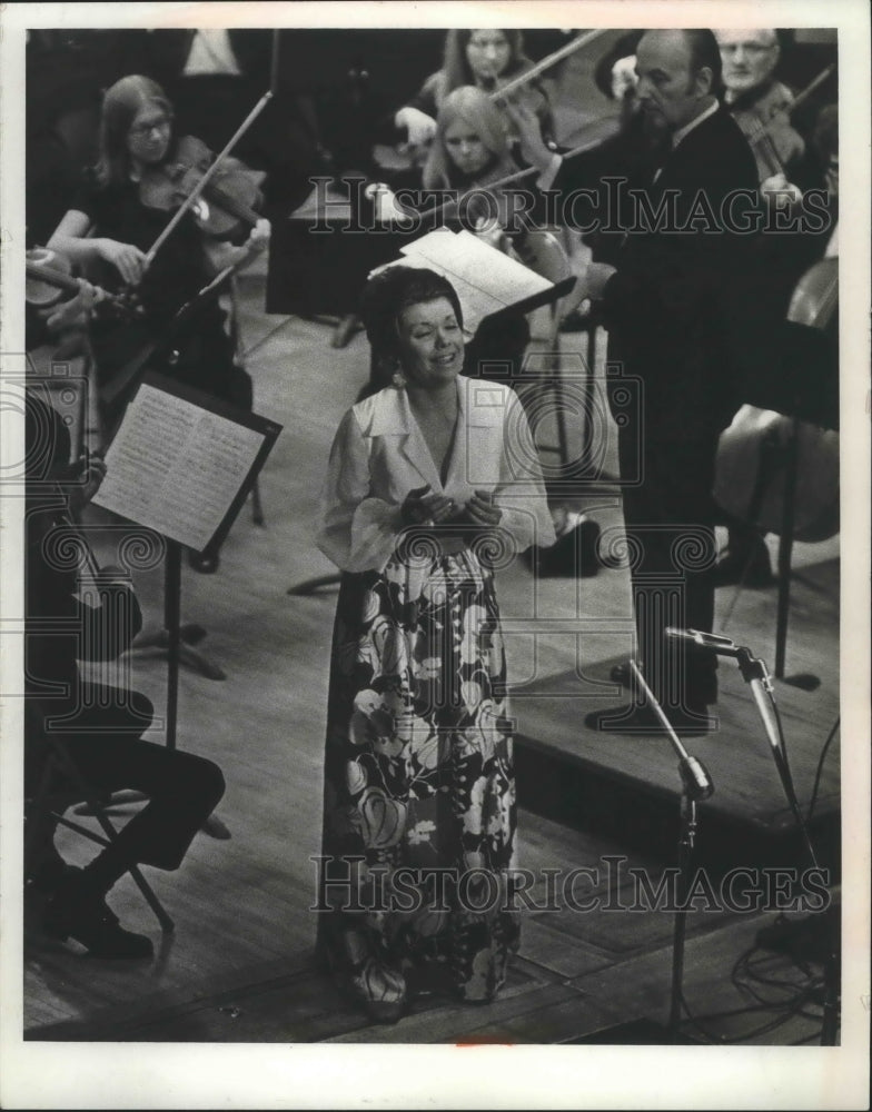1972 Press Photo Carol Gutknecht performing at Milwaukee Area Technical College - Historic Images