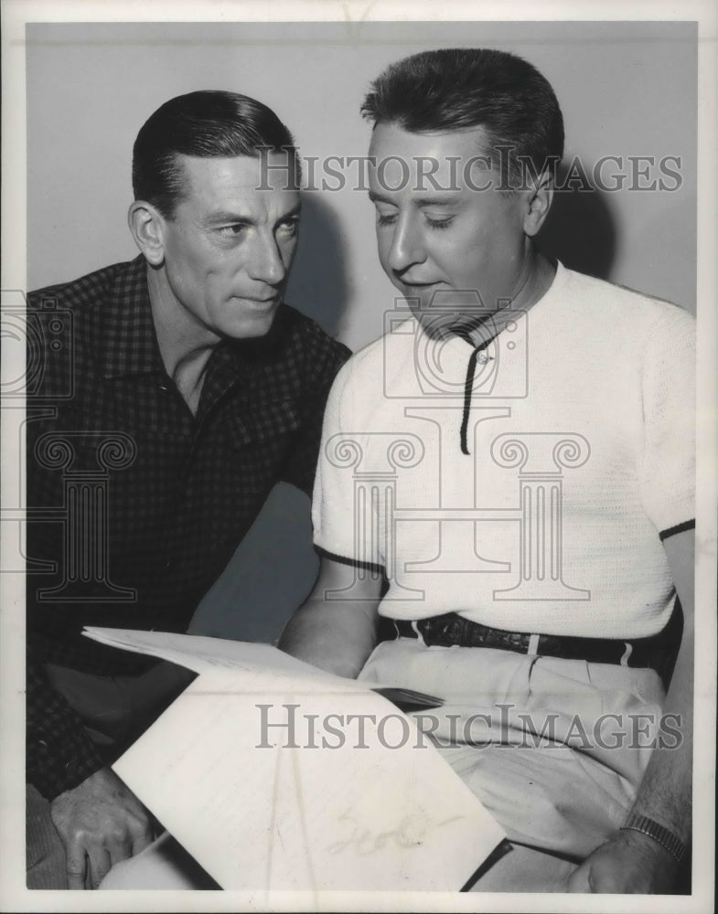 1954 Press Photo Actor George Gobel Looks Over Papers With Hoagy Carmichael - Historic Images