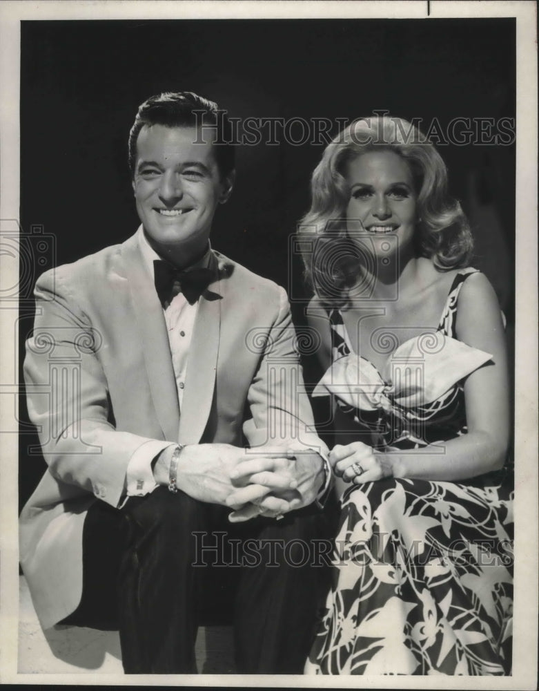 1966 Press Photo Actor And Singer Robert Goulet With Woman - Historic Images