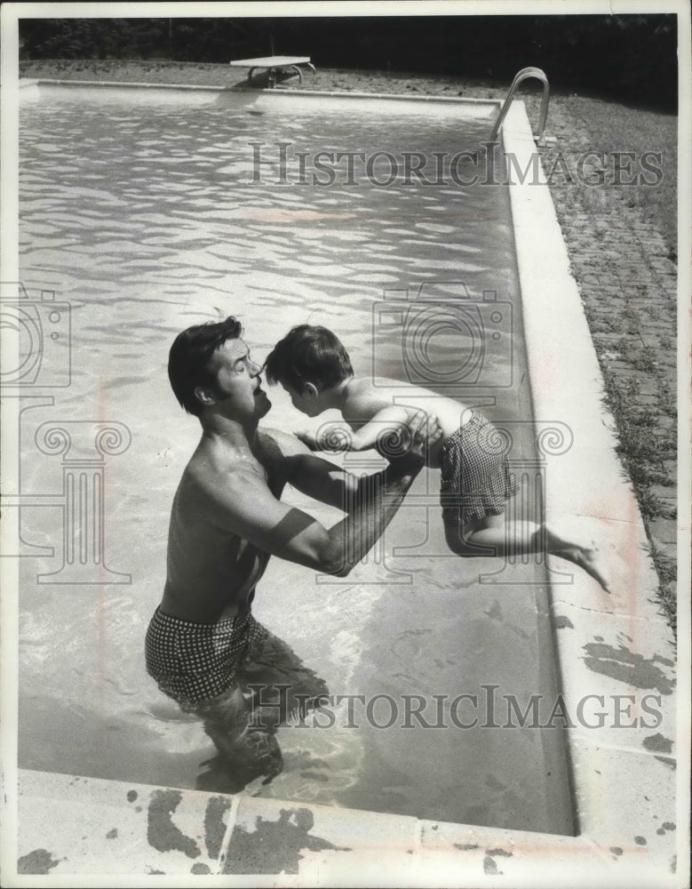 1968 Press Photo Robert Goulet Catches Son In Backyard Pool Of Goulet&#39;s Home - Historic Images