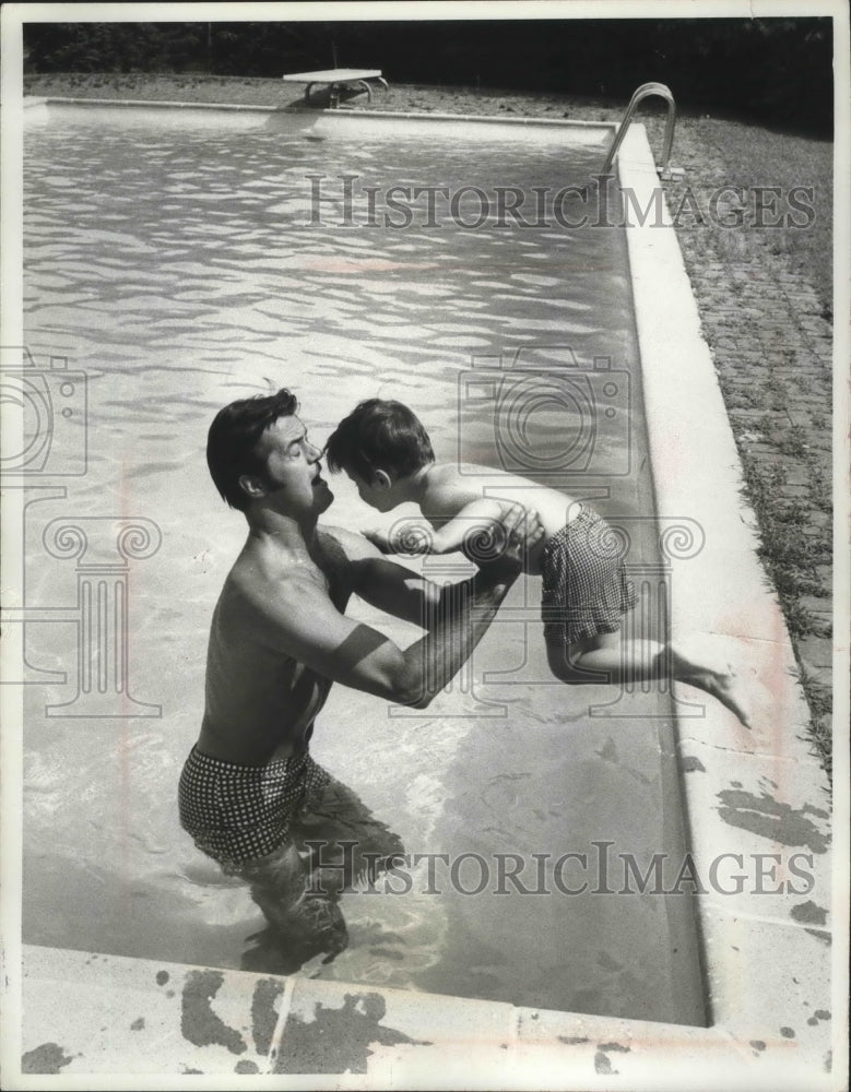 1968 Press Photo Robert Goulet Catches Son In Backyard Pool Of Goulet's Home - Historic Images