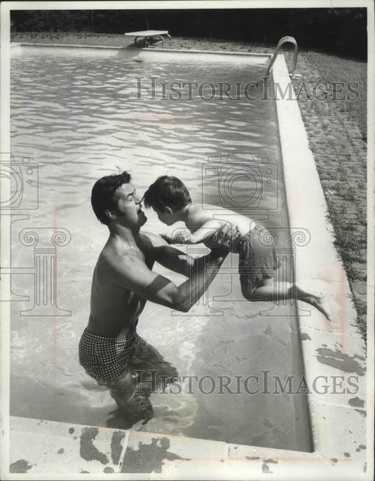 1968 Press Photo Robert Goulet Catches Son In Backyard Pool Of Goulet's Home - Historic Images